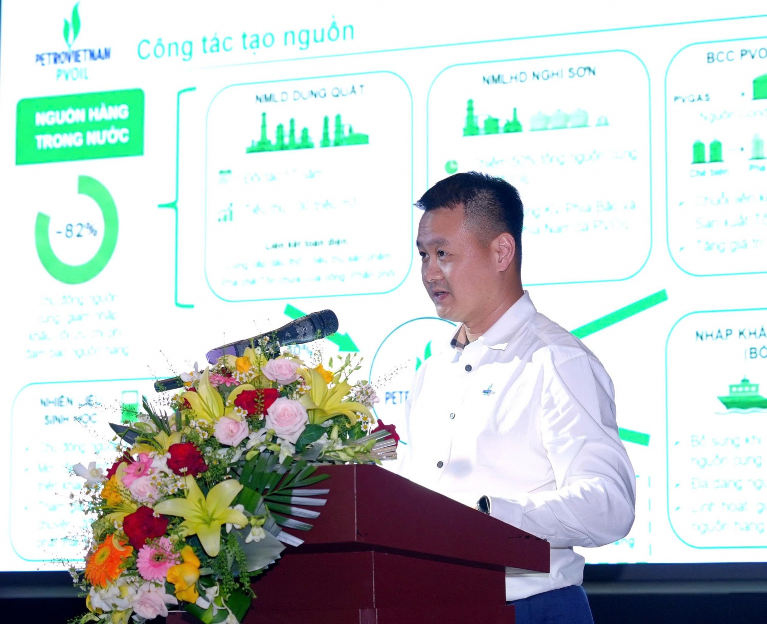 Ông Lê Trung Hưng - Phó Tổng Giám đốc PVOIL trình bày tham luận về phối hợp trong chuỗi sản phẩm dầu mỏ từ sản xuất, vận chuyển đến phân phối, trọng tâm là phát huy vai trò của PVOIL trong kết nối nguồn hàng từ BSR, NSRP/PVNDB, PV GAS, PVTrans và hệ thống kho – cảng – bán lẻ để tối ưu cung ứng, giảm chi phí logistics, nâng hiệu quả quản trị toàn hệ thống và tạo nền tảng cho phát triển nhiên liệu sinh học, SAF, hydrogen, ammonia xanh trong quá trình chuyển dịch năng lượng.