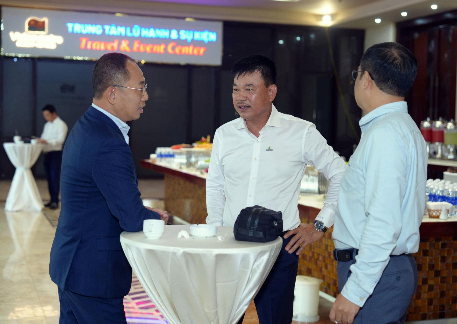 Lãnh đạo Petrovietnam và các đại biểu trao đổi bên lề Hội nghị