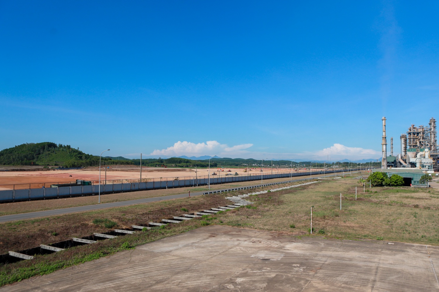 Khu vực san lấp mặt bằng nằm cạnh NMLD Dung Quất.