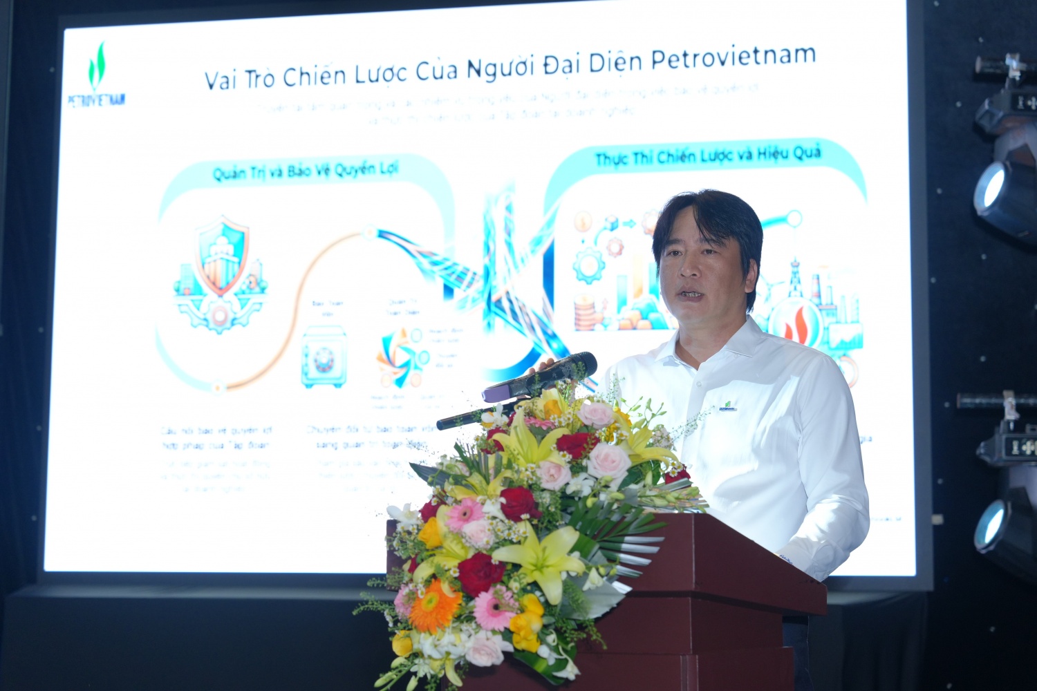 Ông Bùi Quốc Sơn – Trưởng ban Quản trị nguồn nhân lực Petrovietnam trình bày báo cáo chuyên đề về công tác quản lý người đại diện của Petrovietnam, trọng tâm là chuyển từ quản lý hành chính sang quản trị theo mục tiêu, hiệu quả và trách nhiệm giải trình; hoàn thiện cơ chế phân cấp, phân quyền, đánh giá KPI, quy hoạch – kế nhiệm, đào tạo, tiền lương – chính sách, nhằm nâng cao hiệu quả sử dụng vốn và chất lượng quản trị doanh nghiệp trong toàn hệ thống.