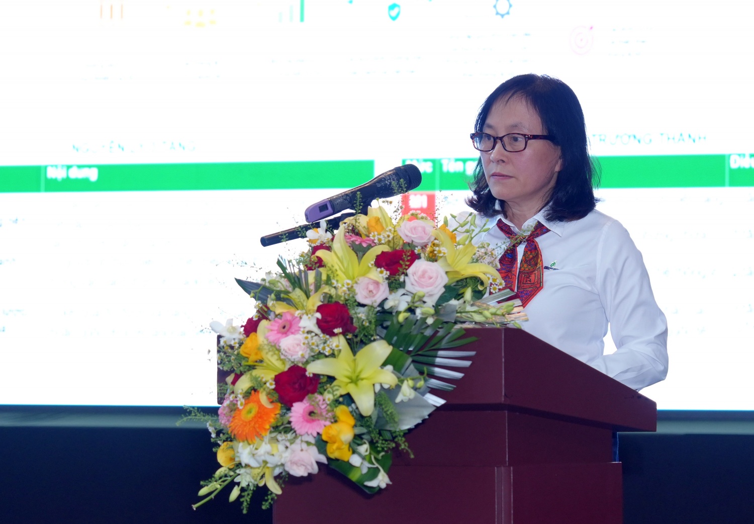 Bà Bùi Thị Nguyệt - Trưởng ban Kiểm soát nội bộ Petrovietnam báo cáo chuyên đề về tình hình triển khai quản trị doanh nghiệp theo chuẩn OECD tại Petrovietnam và các đơn vị thành viên; đánh giá mức độ thực hành quản trị hiện nay, nhận diện các khoảng cách về mô hình HĐTV, kiểm soát rủi ro, minh bạch thông tin, người đại diện vốn, ESG/phát triển bền vững, đồng thời đề xuất lộ trình hành động để toàn Tập đoàn tiệm cận chuẩn quản trị OECD trong năm 2026 và giai đoạn tiếp theo.