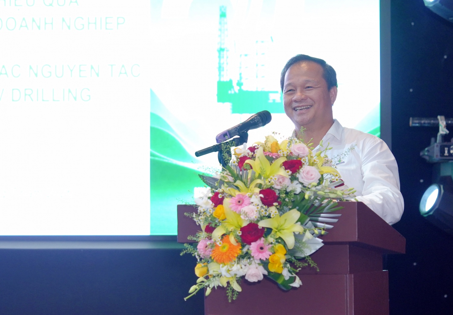 Ông Mai Thế Toàn - Chủ tịch HĐQT PV Drilling trình bày tham luận về thực trạng, hiệu quả mô hình quản trị doanh nghiệp và giải pháp áp dụng nguyên tắc G20/OECD tại PV Drilling, trọng tâm là hoàn thiện cơ cấu HĐQT, ủy ban chuyên trách, minh bạch thông tin, kiểm soát xung đột lợi ích, tích hợp ESG, quản trị rủi ro,...