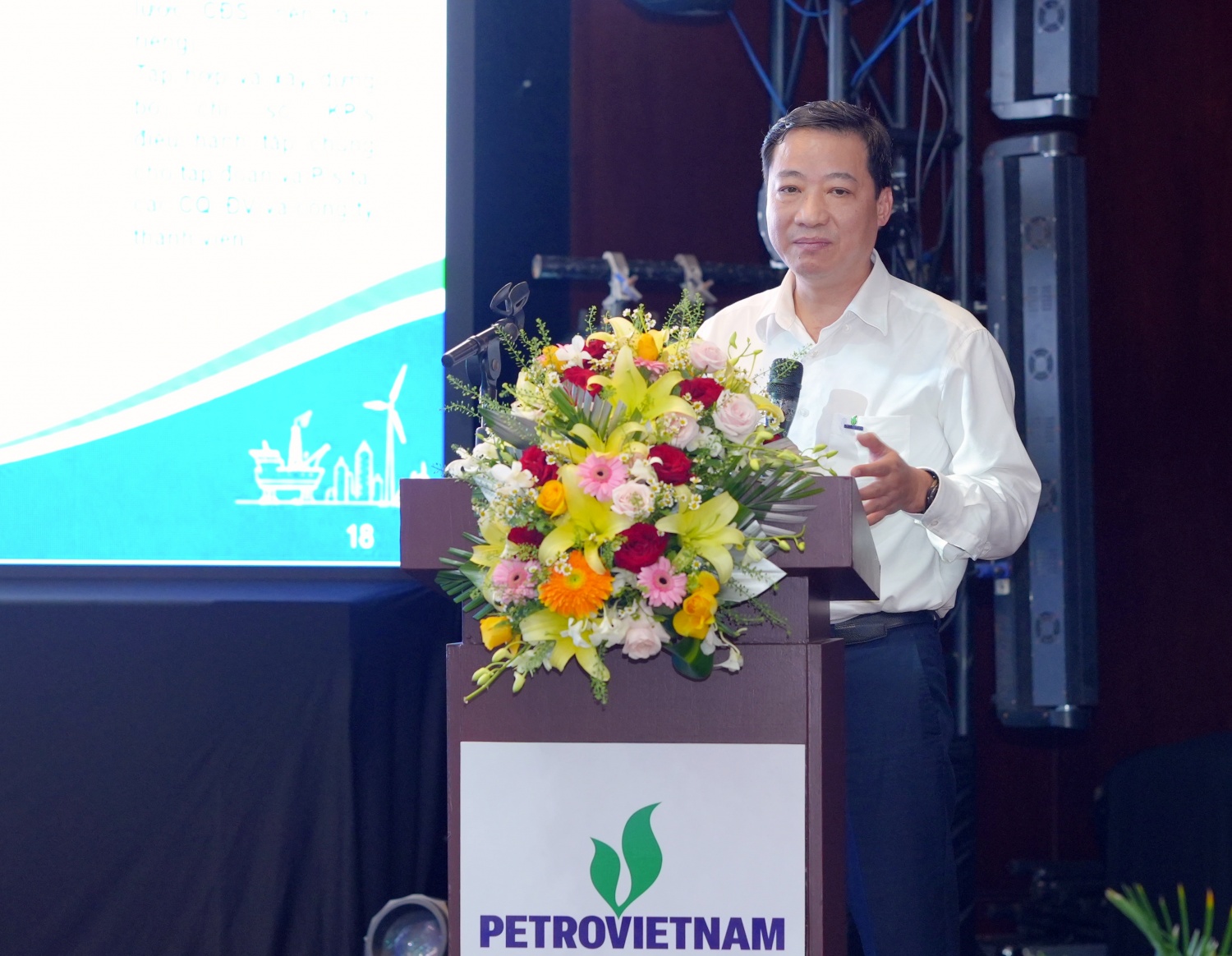 Ông Nguyễn Nam Tiến - Giám đốc lĩnh vực chuyển đổi số Petrovietnam, trình bày chuyên đề về công tác chuyển đổi số của Tập đoàn; đánh giá kết quả chỉ đạo điều hành, hiện trạng chỉ số DBI và các sáng kiến số, đồng thời đề ra phương hướng xây dựng doanh nghiệp số trên 6 trụ cột, triển khai kiến trúc doanh nghiệp Petrovietnam, các “quickwin” giai đoạn 2026–2027 và cơ chế thúc đẩy chuyển đổi số đồng bộ trong toàn hệ sinh thái.