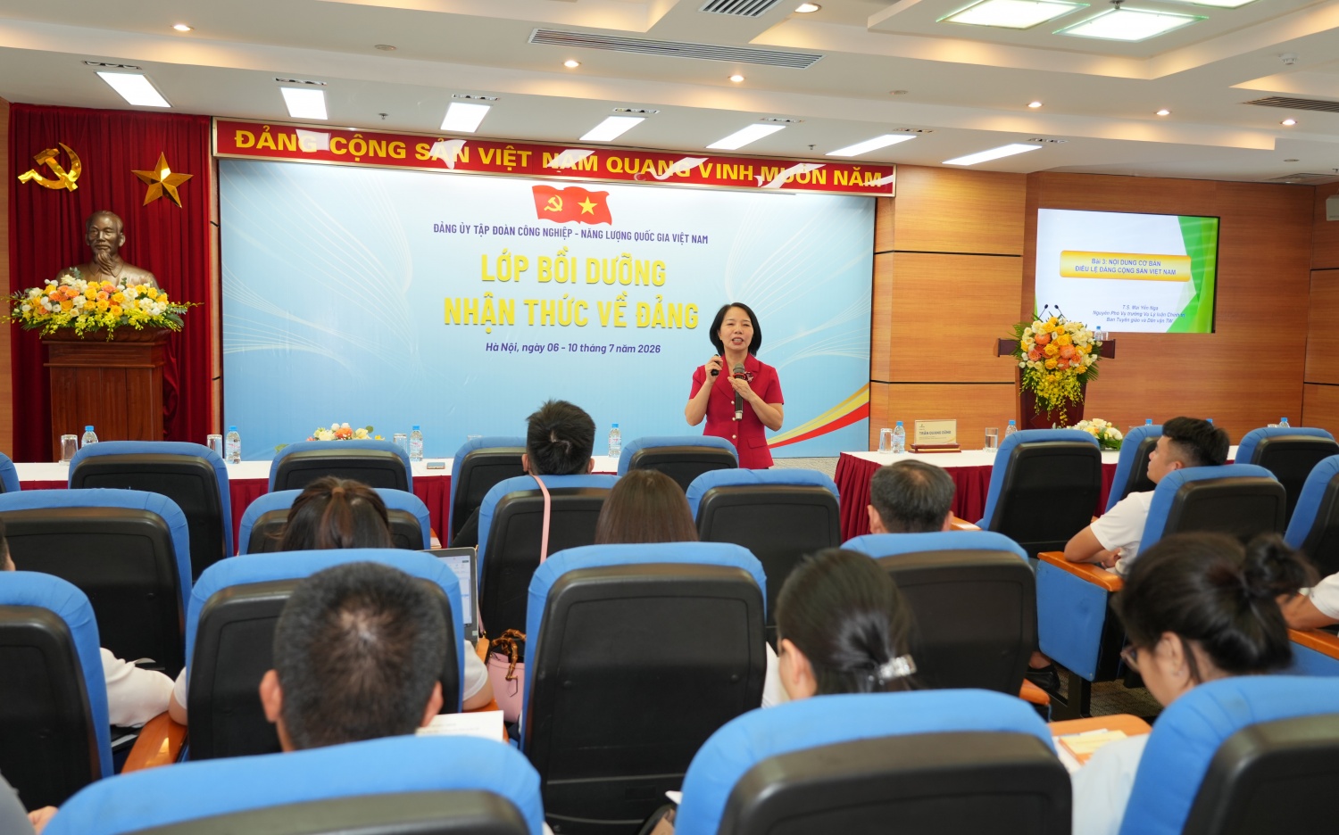 TS Mai Yến Nga - nguyên Vụ phó Vụ Lý luận, Ban Tuyên giáo và Dân vận Trung ương truyền tải đến các học viên bài giảng 