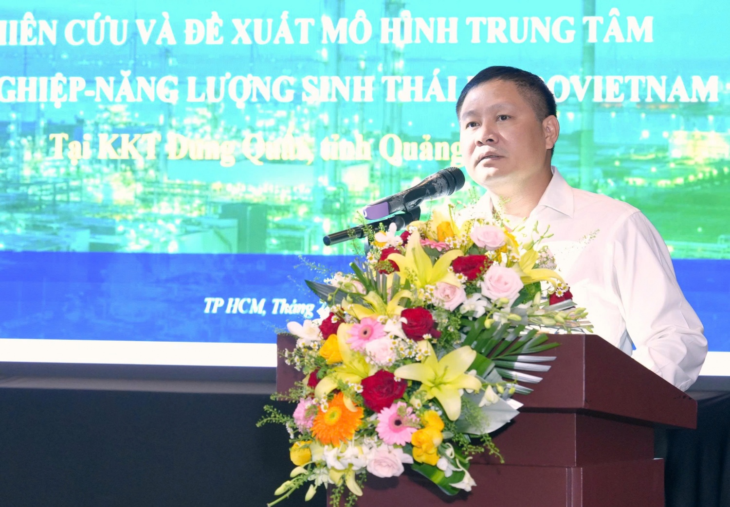 Ông Bùi Ngọc Dương – Chủ tịch HĐQT BSR trình bày tham luận về định hướng hình thành trung tâm lọc hóa dầu và năng lượng quốc gia tại Dung Quất, phát huy nền tảng Nhà máy Lọc dầu Dung Quất, hạ tầng cảng biển – công nghiệp hiện hữu và lợi thế của Quảng Ngãi để kéo dài chuỗi lọc dầu – hóa dầu – hóa chất – năng lượng