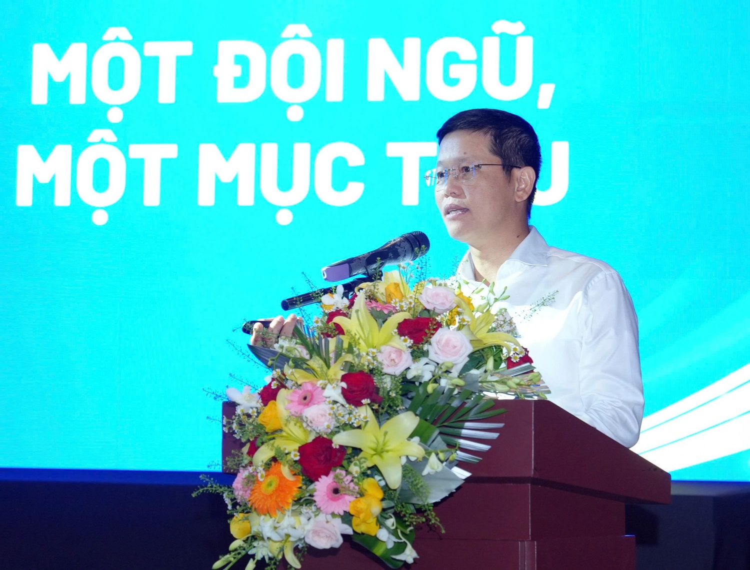 Ông Trần Hồ Bắc - Tổng Giám đốc PTSC tham luận về giải pháp đột phá thực hiện thành công chiến lược phát triển dịch vụ ra nước ngoài của Petrovietnam, trọng tâm là thiết lập hiện diện pháp nhân tại các thị trường trọng điểm như UAE, Qatar và Nigeria để đáp ứng điều kiện tiền thẩm định nhà thầu, vượt qua các rào cản về nội địa hóa tại nước sở tại, nâng sức cạnh tranh và từng bước chuyển vai trò của PTSC từ thầu phụ lên tổng thầu/thầu chính trên thị trường quốc tế.