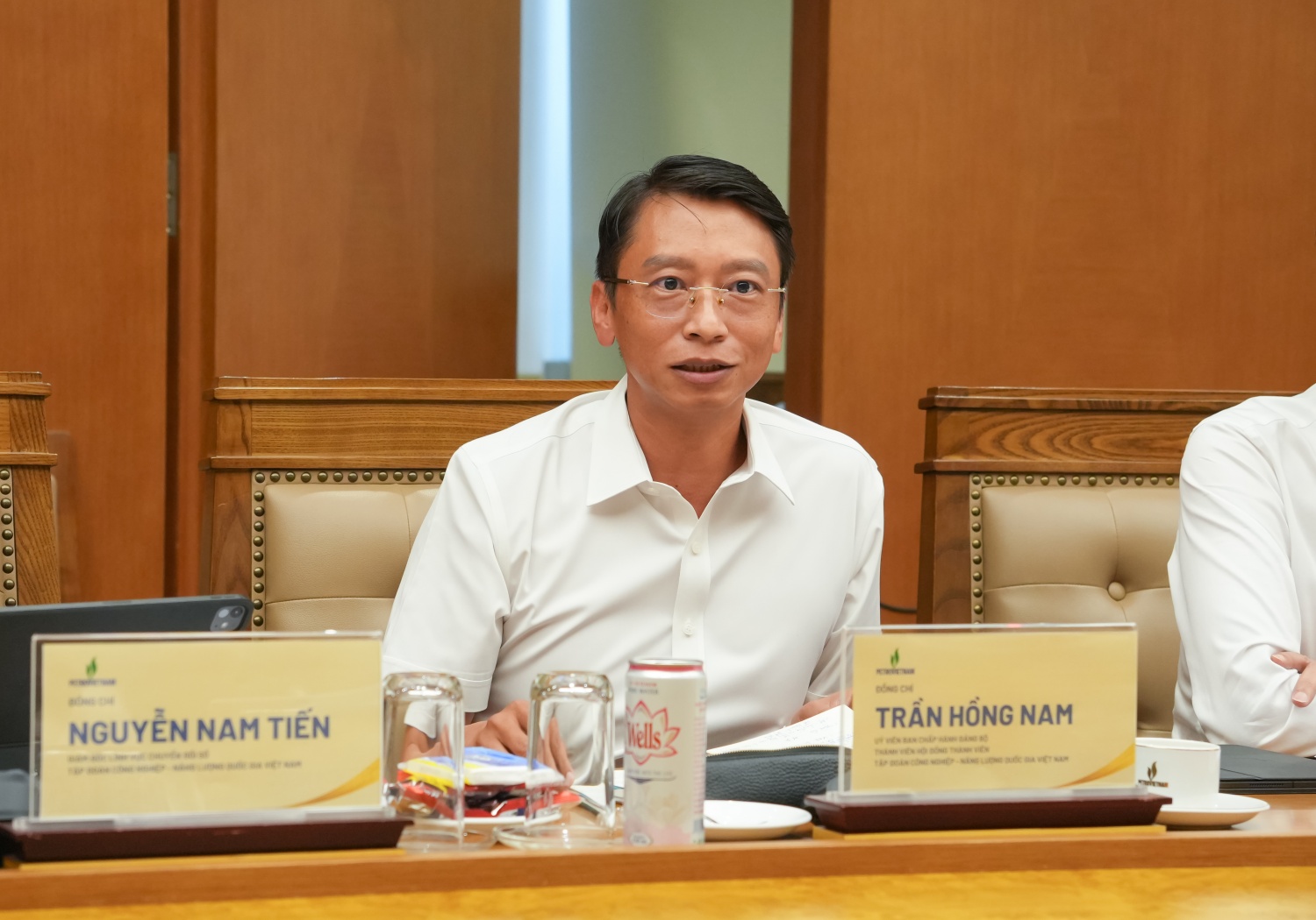 Thành viên HĐTV Petrovietnam Trần Hồng Nam trao đổi tại buổi làm việc.