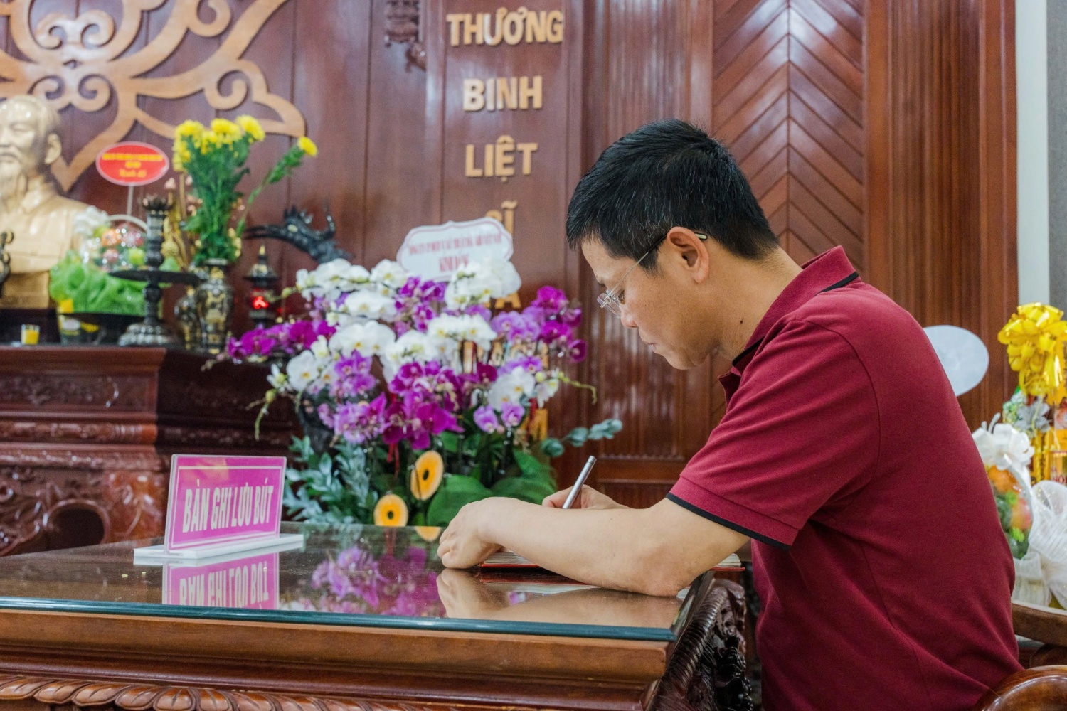 Ông Trần Hồ Bắc, Tổng Giám đốc PTSC, xúc động ghi lại những dòng tri ân tại Nghĩa trang Liệt sĩ Quốc gia Đường 9