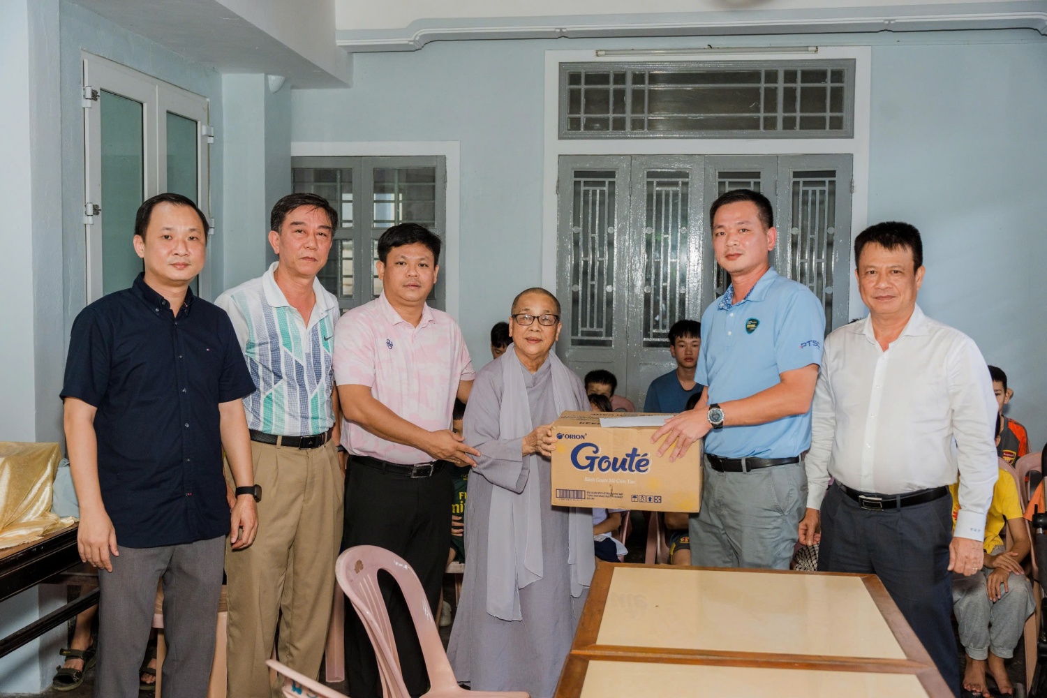 Đoàn PTSC thăm hỏi, động viên và trao gửi những phần quà, tình cảm sẻ chia đến các em trong mái ấm giàu tình thương của chùa Đức Sơn (Huế).