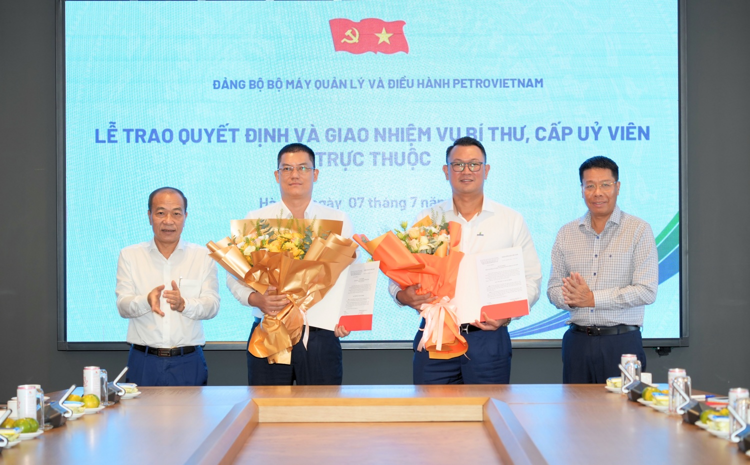 Đồng chí Nguyễn Văn Mậu và đồng chí Phạm Quang Dũng trao quyết định cho đồng chí Phạm Ngọc Hiến và đồng chí Trương Minh Tuệ.