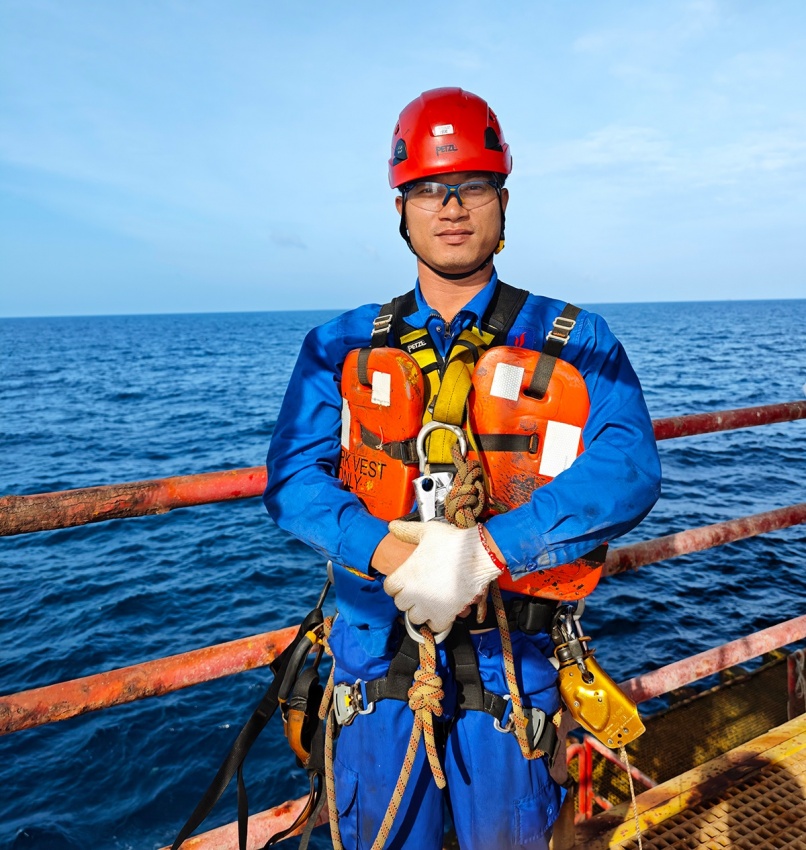 Anh Trần Vinh Quang, kỹ sư kiểm tra chất lượng giàn.
