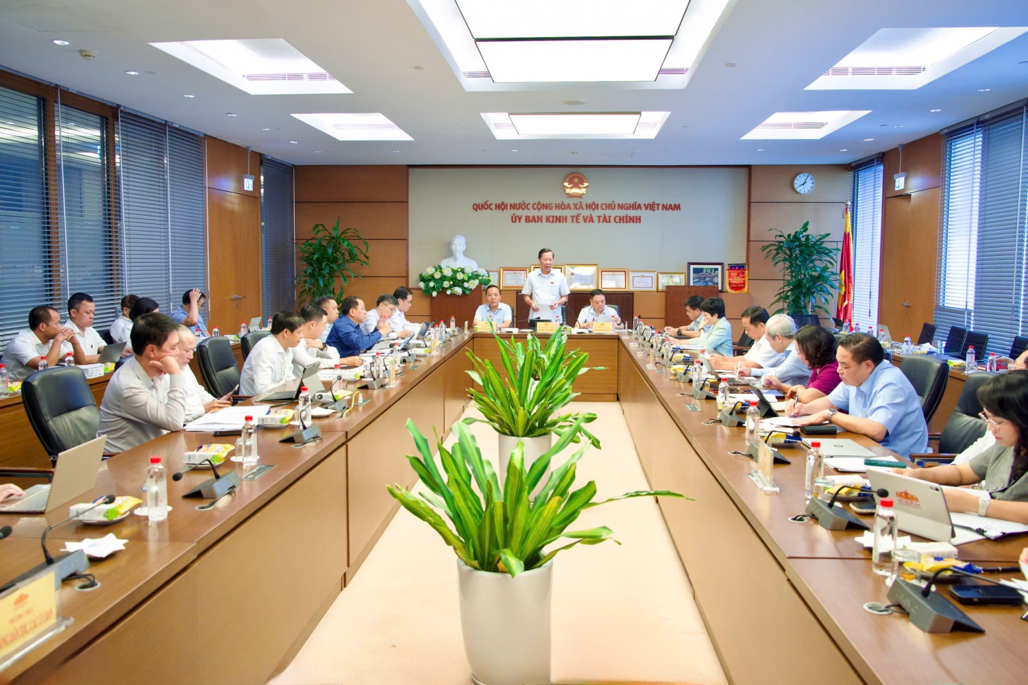 Phiên họp thẩm tra sơ bộ do Chủ nhiệm Ủy ban Kinh tế và Tài chính Phan Văn Mãi chủ trì