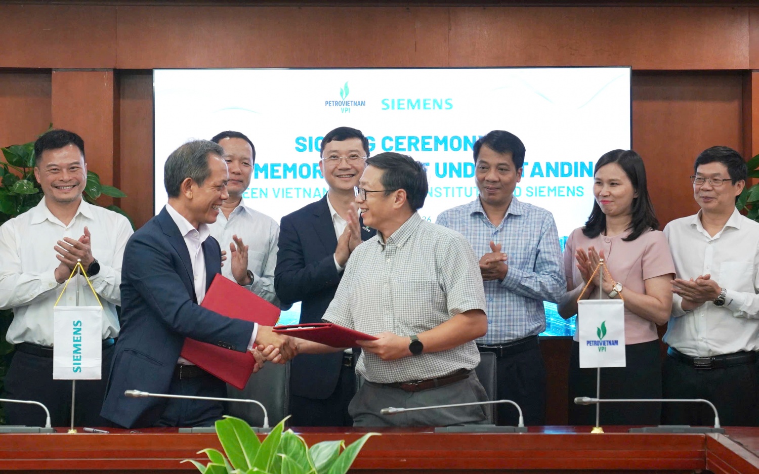 Đại diện hai bên, TS Phạm Thái Lai - Chủ tịch kiêm Tổng Giám đốc Siemens khu vực Đông Nam Á và Việt Nam và TS Nguyễn Thanh Tùng - Phó Viện trưởng VPI ký kết MoU.