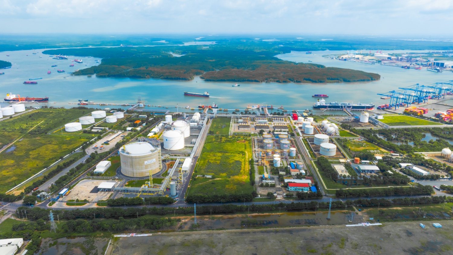 Các dự án LNG, điện gió ngoài khơi, hydrogen, CCUS hay hạ tầng năng lượng tích hợp đều có quy mô vốn lớn, yêu cầu công nghệ cao, thời gian chuẩn bị kéo dài và liên quan đến nhiều cơ quan quản lý.