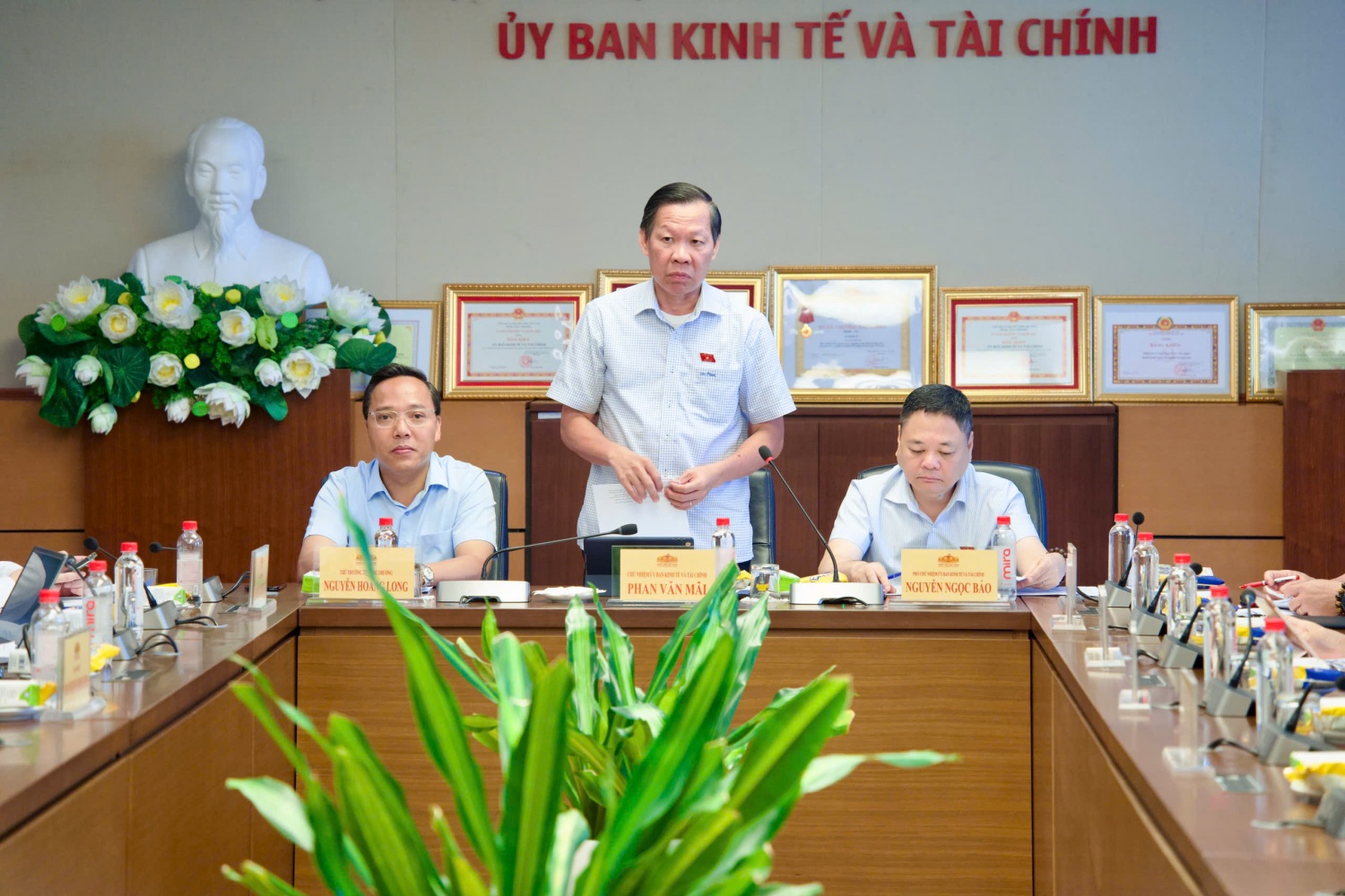 Phiên họp thẩm tra sơ bộ dự án Luật Dầu khí (sửa đổi)