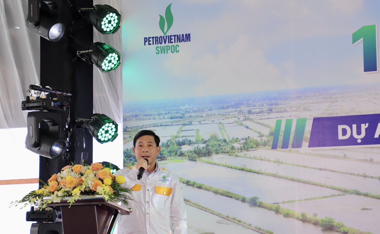 Ông Phạm Văn Hùng - Phó Tổng Giám đốc SWPOC biểu dương và chúc mừng Liên danh Tổng thầu PTSC-LILAMA18, các nhà thầu cùng toàn thể cán bộ, kỹ sư, công nhân và người lao động đã cùng nhau tạo nên thành tích này.