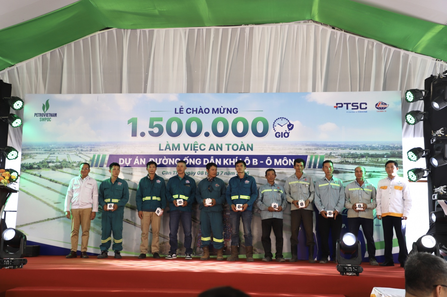 Tặng quà động viên người lao động tham gia Dự án Đường ống dẫn khí Lô B - Ô Môn, ghi nhận tinh thần làm việc hăng say, vượt qua khó khăn và nỗ lực bảo đảm an toàn trong thi công