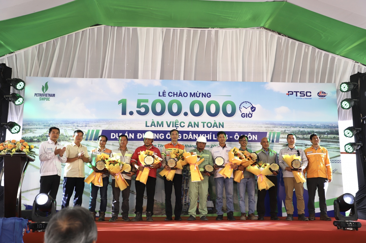 Liên danh Tổng thầu PTSC-Lilama18 trao kỷ niệm chương cho các đơn vị, nhà thầu đang tham gia tại Dự án