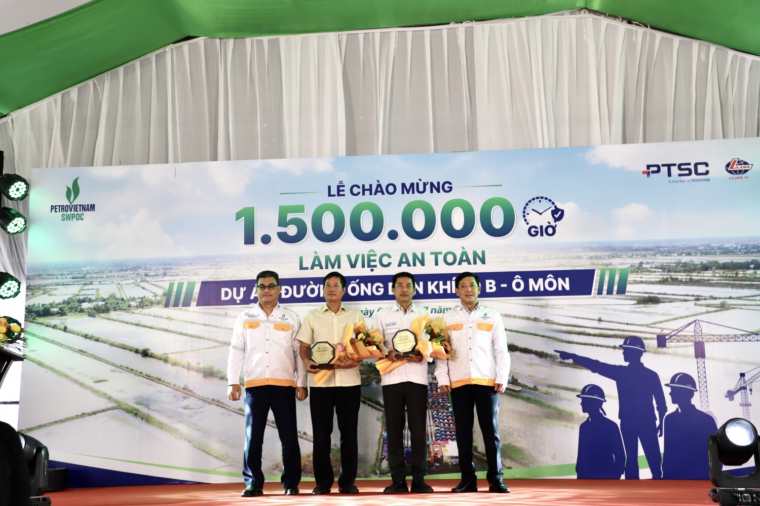 Đại diện Chủ đầu tư, ông Phạm Văn Hùng và ông Nguyễn Trọng Bình, Phó Tổng Giám đốc SWPOC, trao kỷ niệm chương cho Liên danh Tổng thầu
