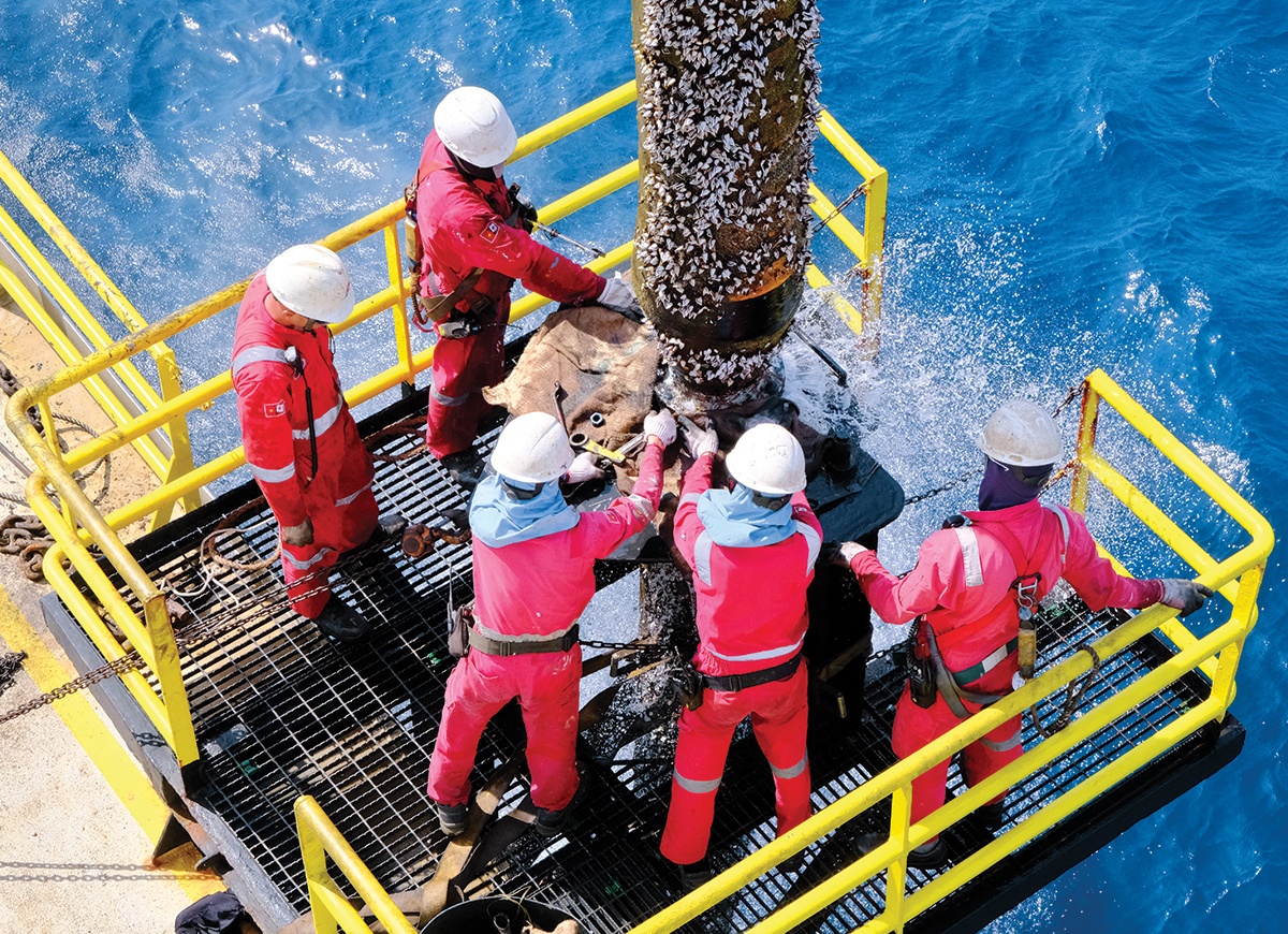 Người lao động Petrovietnam làm việc tại công trình dầu khí ngoài khơi - một mắt xích quan trọng trong không gian kinh tế biển và hệ sinh thái năng lượng biển Việt Nam (ảnh: Trần Văn Quỳnh)