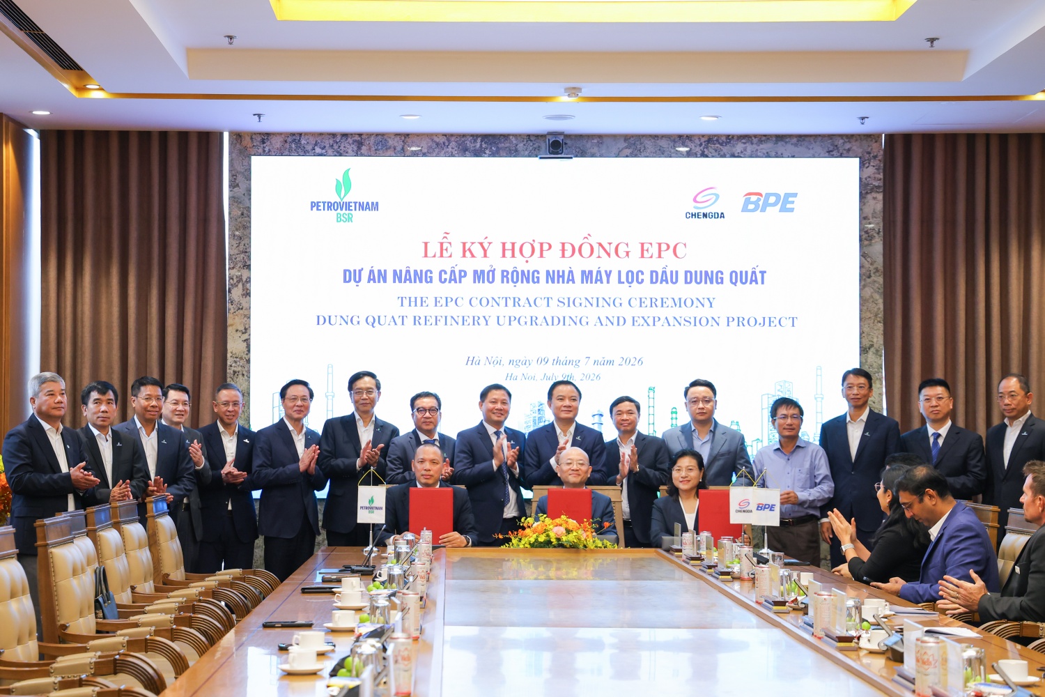 Dưới sự chứng kiến của lãnh đạo các Bộ, ban ngành Trung ương, tỉnh Quảng Ngãi và Petrovietnam; Ban Quản lý Dự án NCMR NMLD Dung Quất - trực thuộc BSR ký hợp đồng EPC với Liên danh nhà thầu