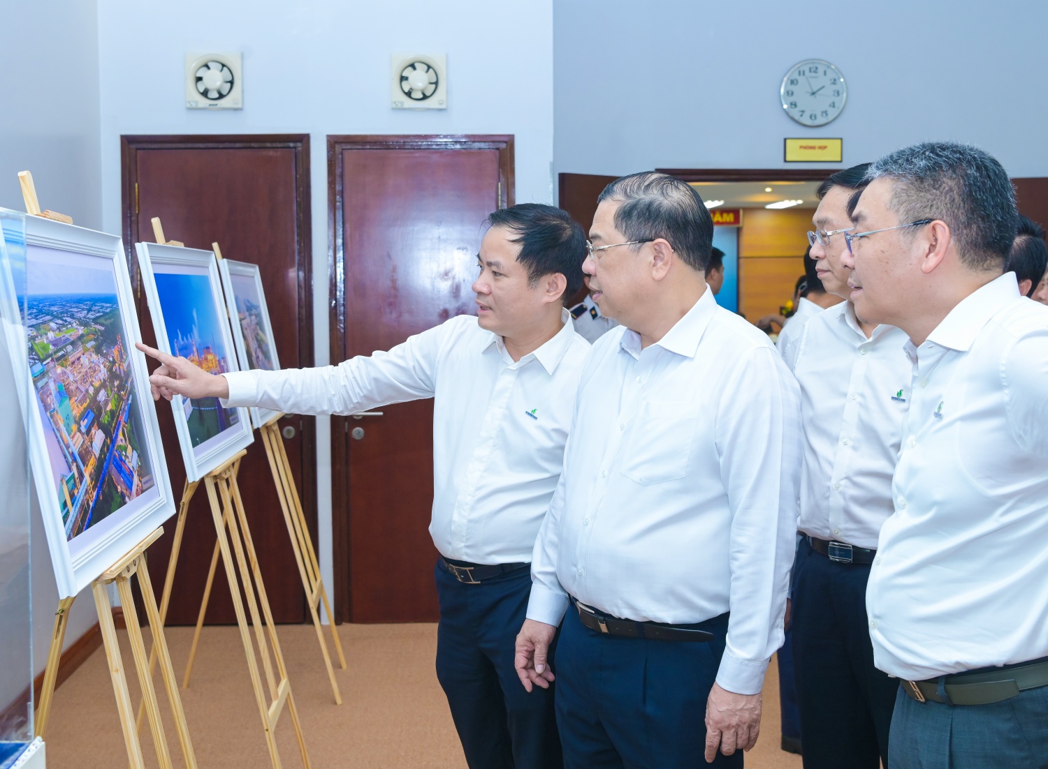 Đồng chí Lê Ngọc Sơn - Bí thư Đảng ủy, Chủ tịch HĐTV Petrovietnam giới thiệu với đồng chí Phạm Gia Túc về những công trình và thành tựu của Petrovietnam
