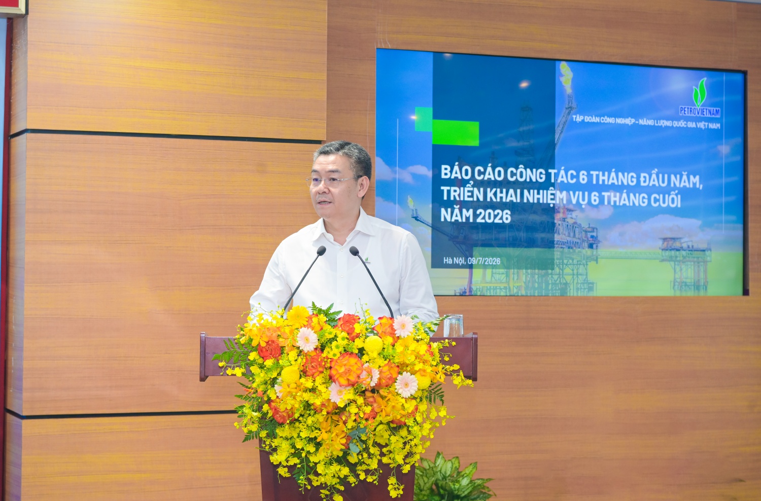 Đồng chí Lê Mạnh Cường - Tổng Giám đốc Petrovietnam trình bày Báo cáo công tác 6 tháng đầu năm, triển khai nhiệm vụ 6 tháng cuối năm 2026