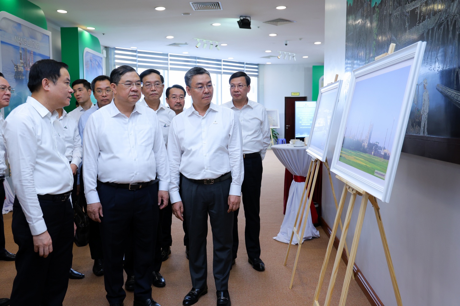 Phó Thủ tướng Thường trực Chính phủ Phạm Gia Túc tham quan không gian trưng bày hình ảnh, thành tựu nổi bật của Petrovietnam.