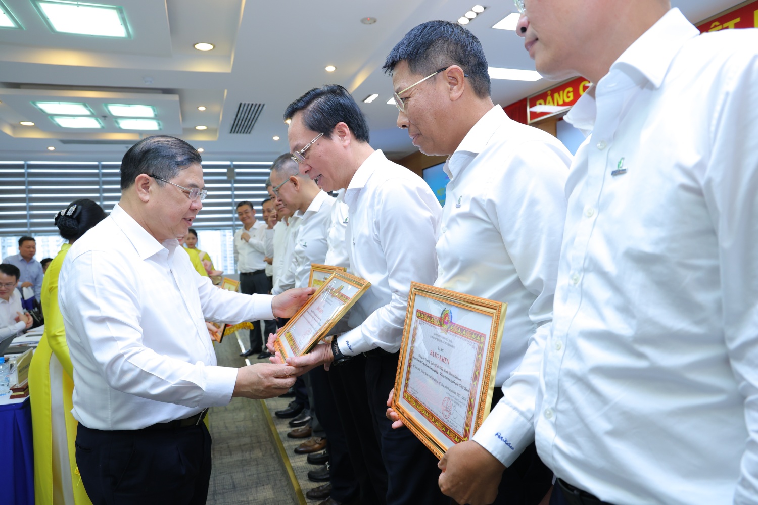 Đồng chí Phạm Gia Túc - Ủy viên Bộ Chính trị, Phó Thủ tướng Thường trực Chính phủ trao bằng khen của Đảng ủy Chính phủ cho đại diện các tổ chức Đảng, đảng viên Petrovietnam hoàn thành xuất sắc nhiệm vụ 5 năm liền (2021-2025)
