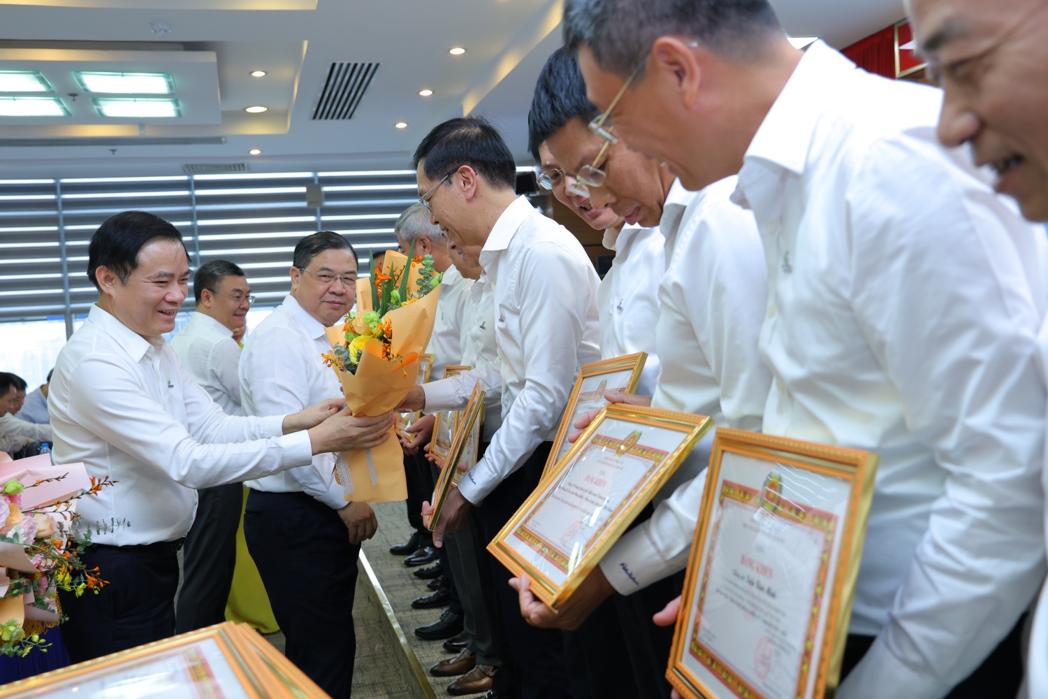 Đồng chí Lê Ngọc Sơn - Bí thư Đảng ủy, Chủ tịch HĐTV Petrovietnam tặng hoa chúc mừng các tập thể, cá nhân được khen thưởng