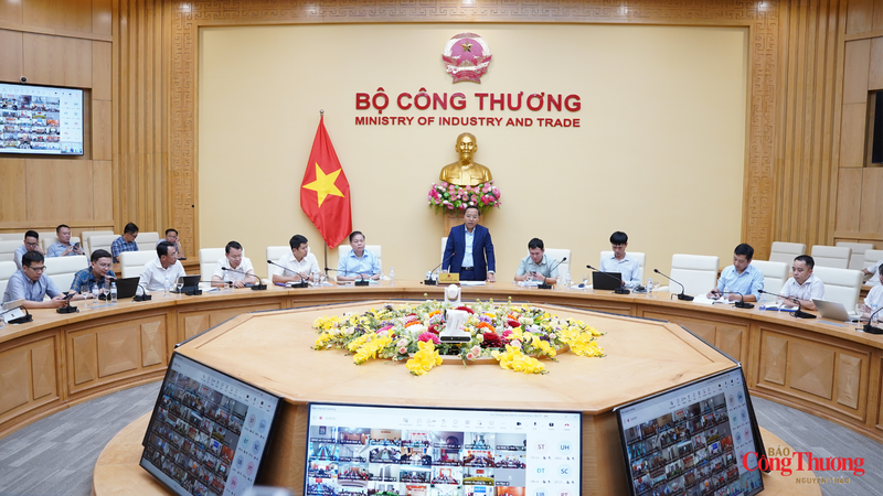 Thứ trưởng Bộ Công Thương Nguyễn Hoàng Long chủ trì hội nghị.