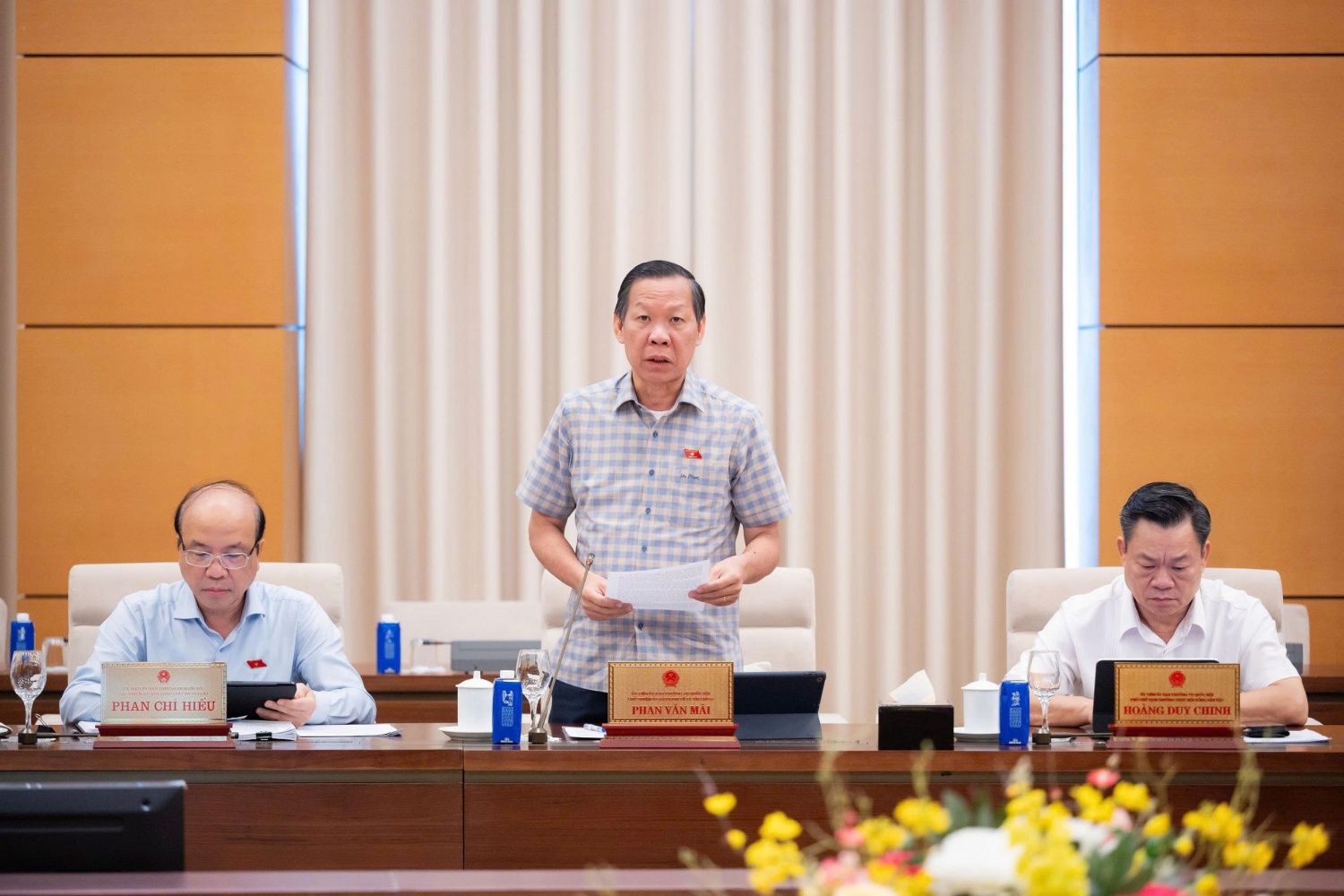 Chủ nhiệm Ủy ban Kinh tế và Tài chính của Quốc hội Phan Văn Mãi trình bày báo cáo thẩm tra.