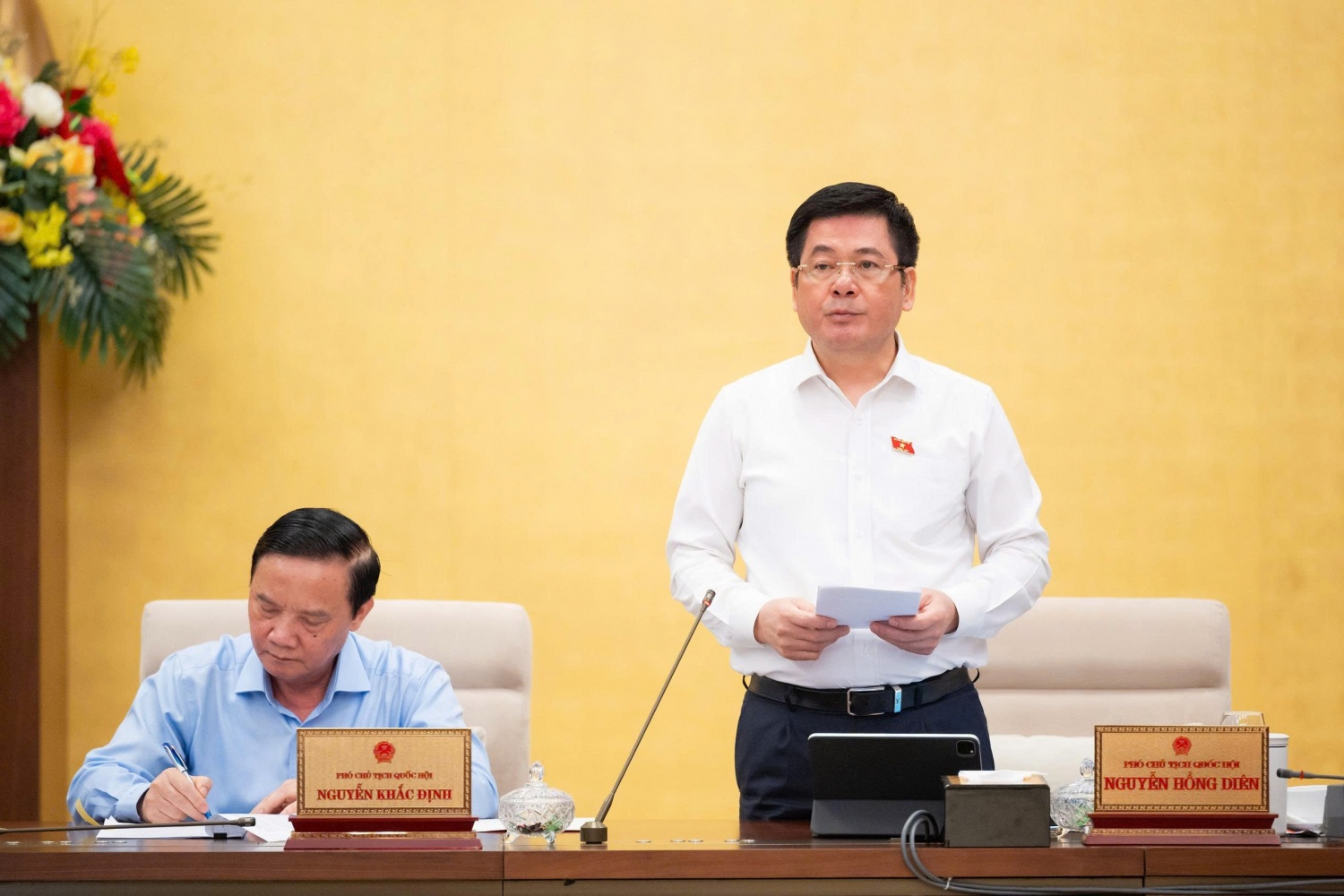 Phó Chủ tịch Quốc hội Nguyễn Hồng Diên phát biểu kết luận phiên họp.