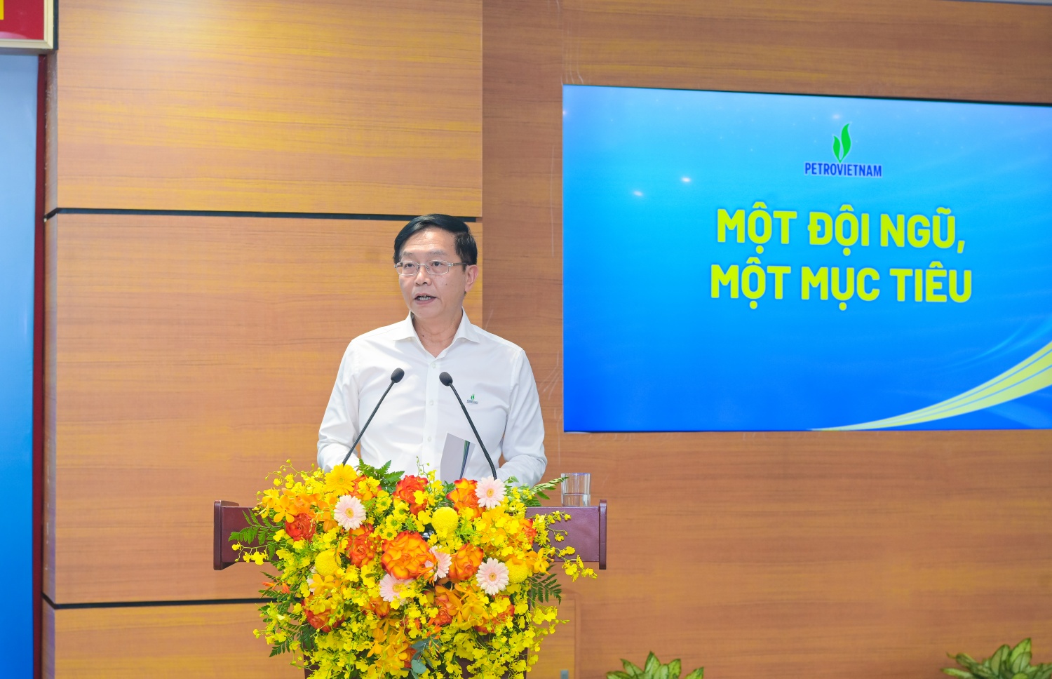 Phó Bí thư Thường trực Đảng ủy Petrovietnam Trần Quang Dũng báo cáo tổng quát công tác xây dựng Đảng.