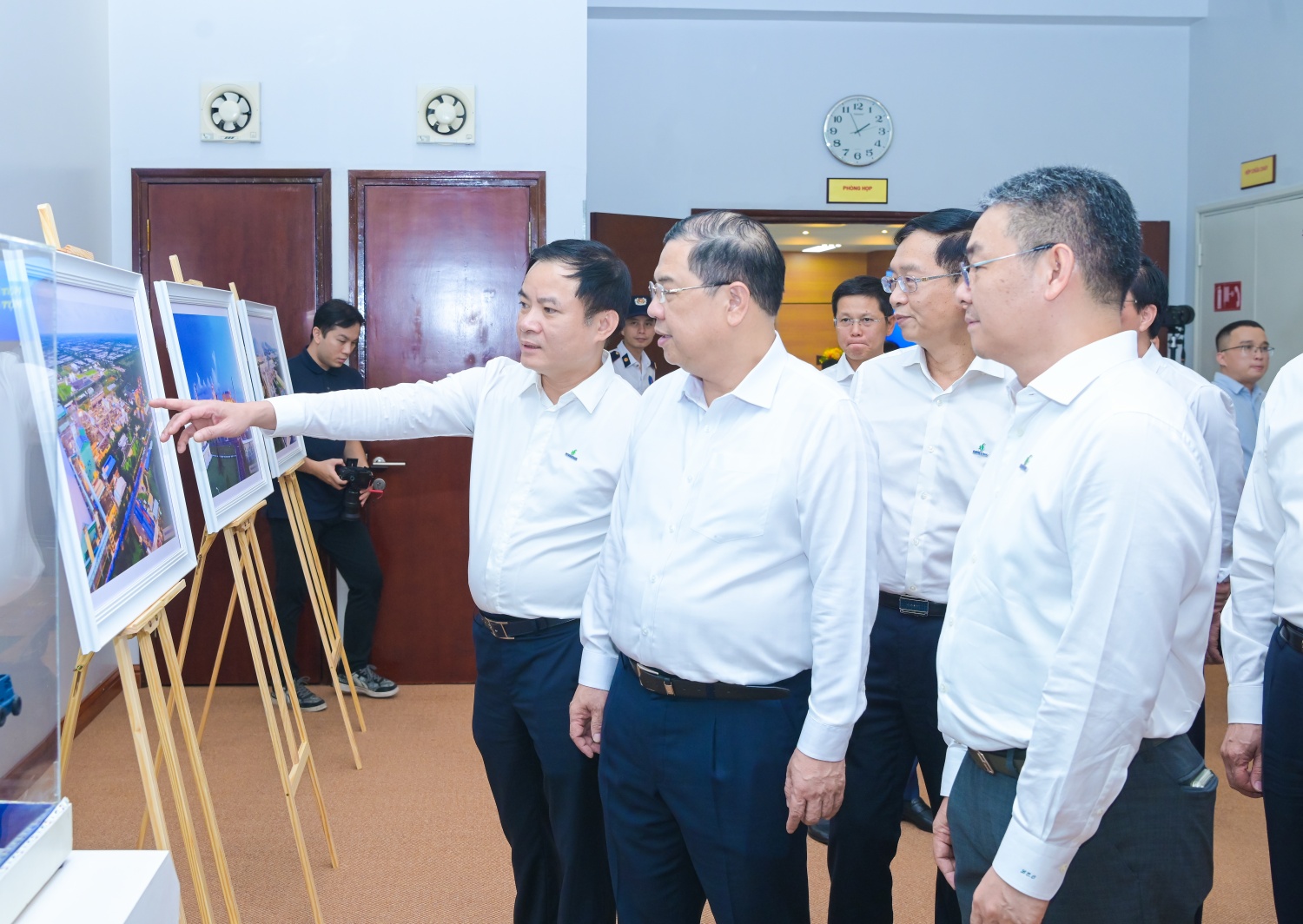 Chủ tịch HĐTV Petrovietnam Lê Ngọc Sơn giới thiệu với Phó Thủ tướng Thường trực Phạm Gia Túc về những công trình, dự án nổi bật của Petrovietnam