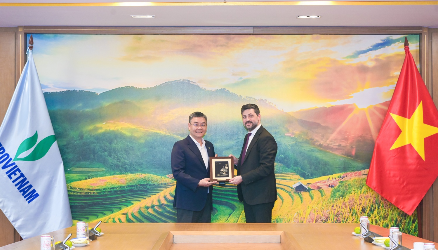 Tổng Giám đốc Petrovietnam Lê Mạnh Cường tặng quà lưu niệm cho ông Maroun Kairouz.