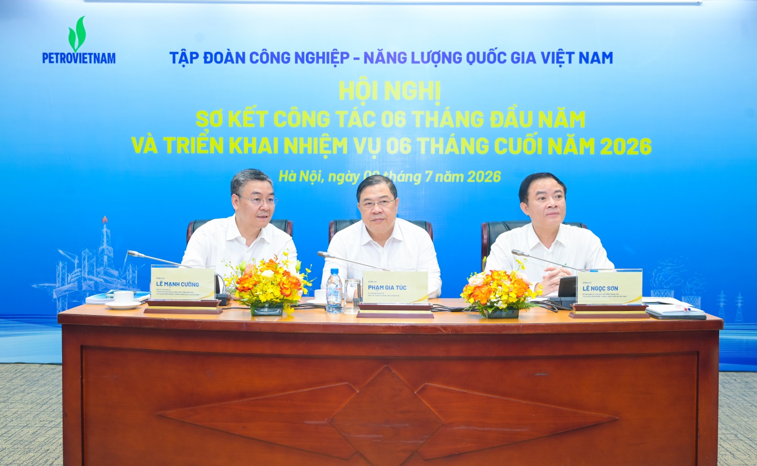 Phó Thủ tướng thường trực Phạm Gia Túc, Chủ tịch HĐTV Petrovietnam Lê Ngọc Sơn, Tổng Giám đốc Petrovietnam Lê Mạnh Cường chủ trì Hội nghị.