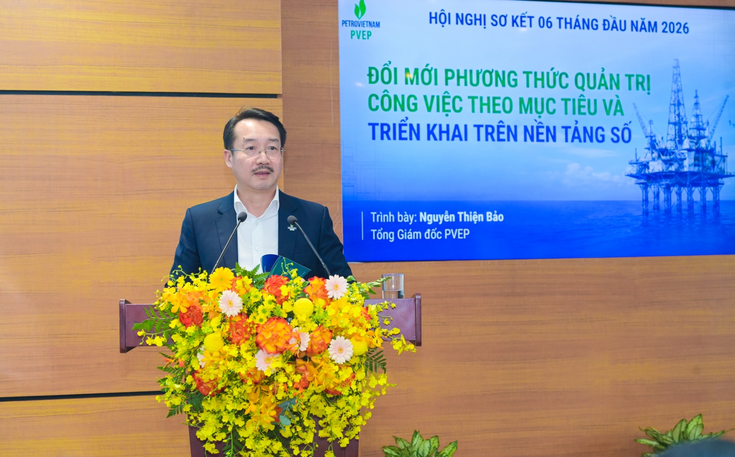 Tổng Giám đốc PVEP Nguyễn Thiện Bảo trình bày tham luận tại Hội nghị.