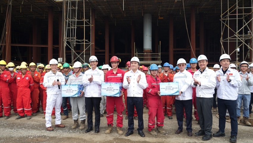 Đồng chí Lê Ngọc Sơn - Bí thư Đảng ủy, Chủ tịch HĐTV Petrovietnam, đồng chí Lê Mạnh Cường - Phó Bí thư Đảng ủy, Tổng Giám đốc Petrovietnam và đồng chí Trần Quang Dũng - Phó Bí thư thường trực Đảng ủy Petrovietnam thăm hỏi, động viên và tặng quà người lao động trên công trường Dự án Lô B, Trung tâm Công nghiệp Năng lượng và Hậu cần Kỹ thuật PTSC (phường Vũng Tàu, TP Hồ Chí Minh).