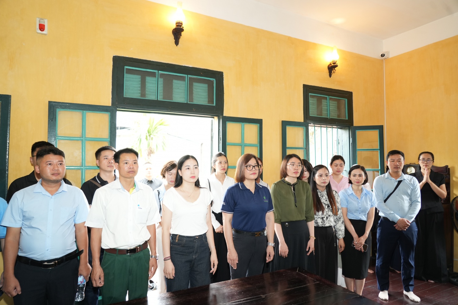 Lớp bồi dưỡng nhận thức về Đảng của Petrovietnam dâng hương tưởng niệm Chủ tịch Hồ Chí Minh.