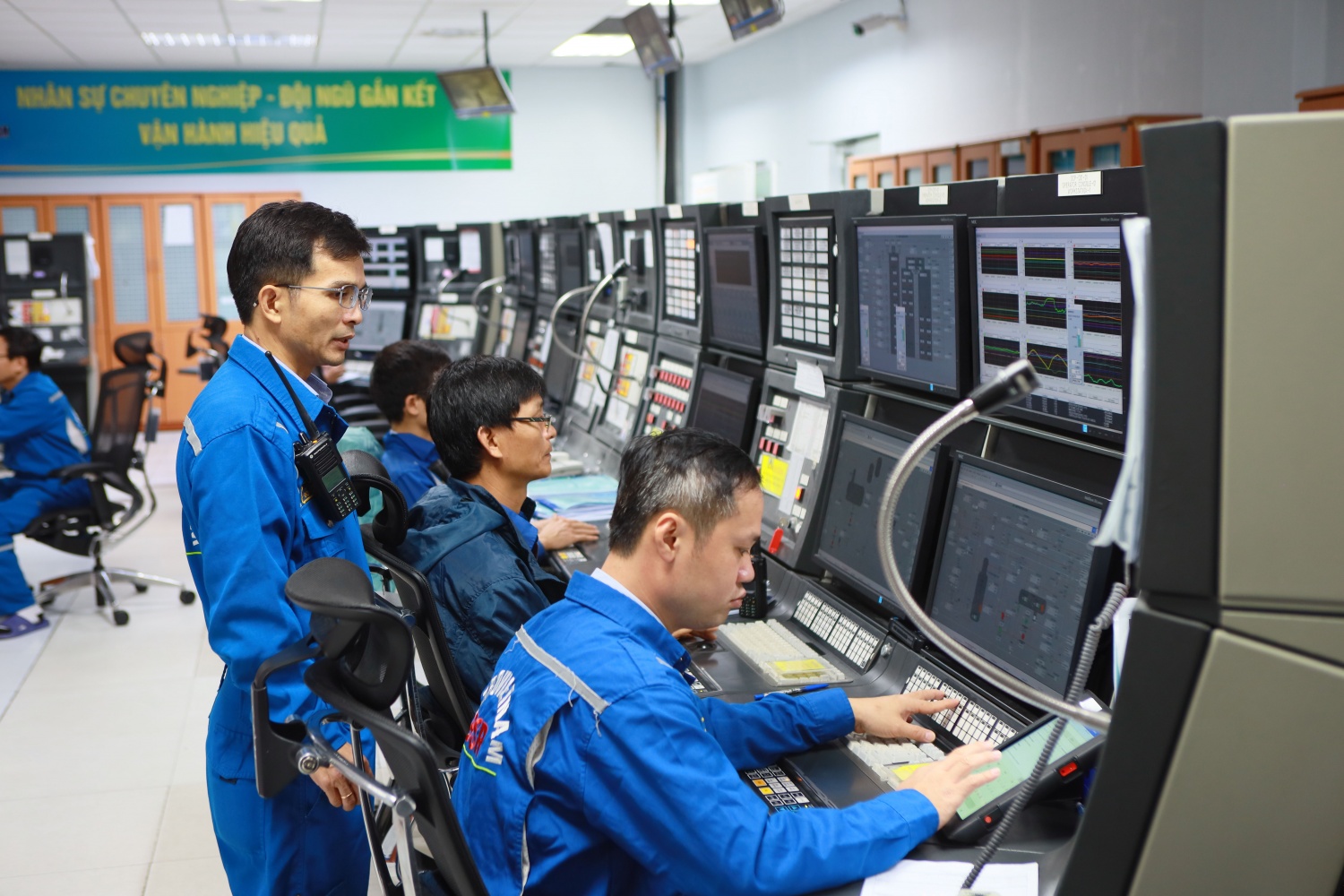 Các nhân sự vận hành hoạt động sản xuất, chế biến của Nhà máy Lọc dầu Dung Quất.
