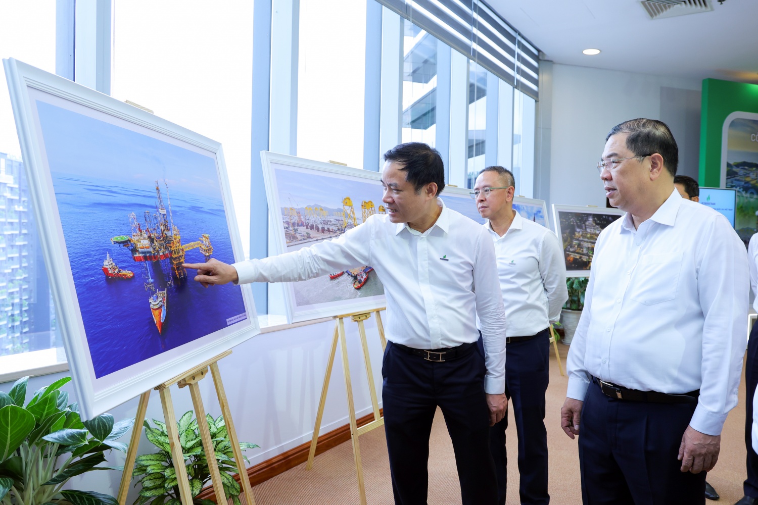 Chủ tịch HĐTV Petrovietnam Lê Ngọc Sơn giới thiệu với Phó Thủ tướng Thường trực Phạm Gia Túc về những công trình, dự án nổi bật của Petrovietnam.