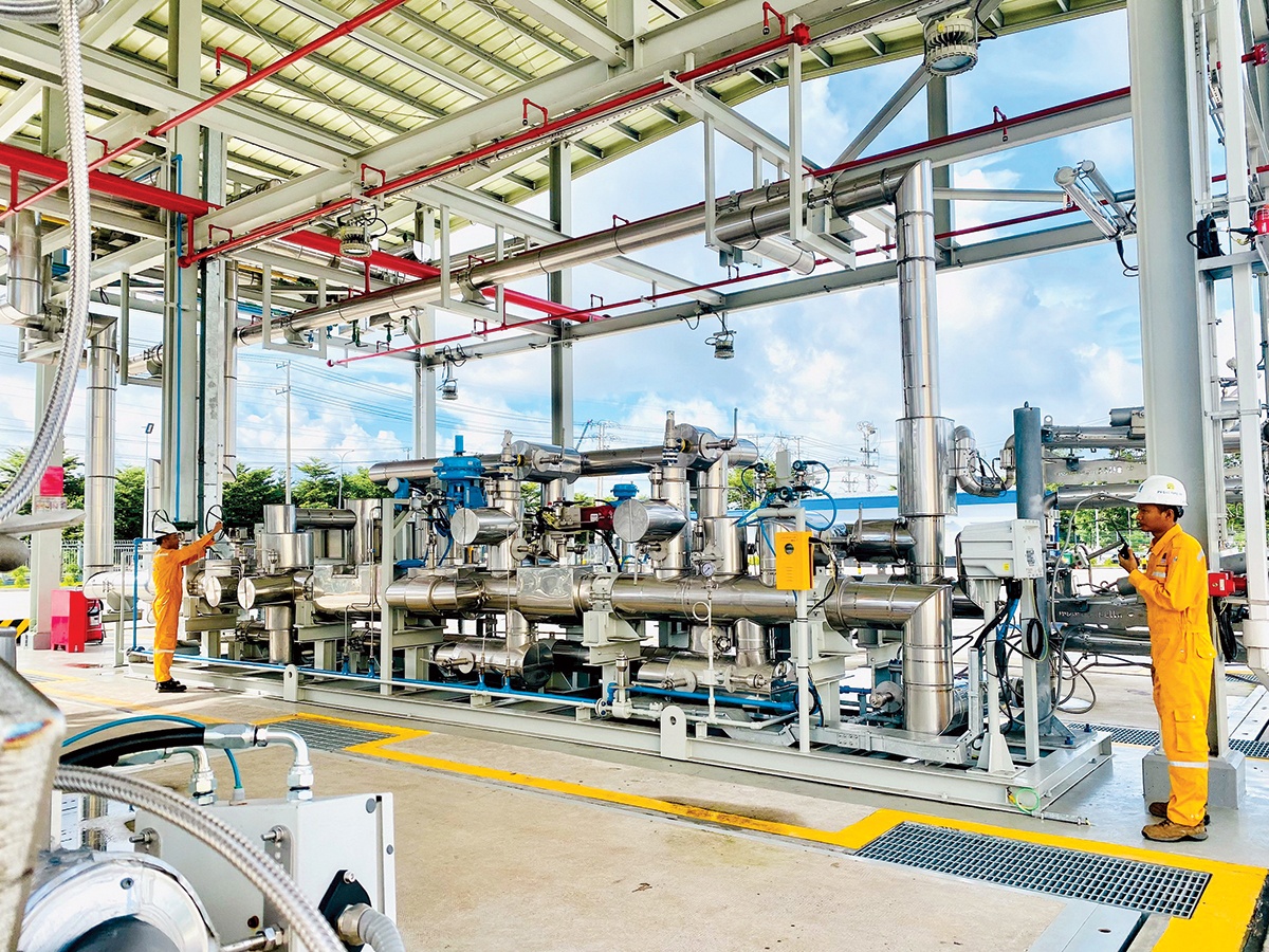 Người lao động Petrovietnam tại trạm nạp xe bồn LNG Thị Vải