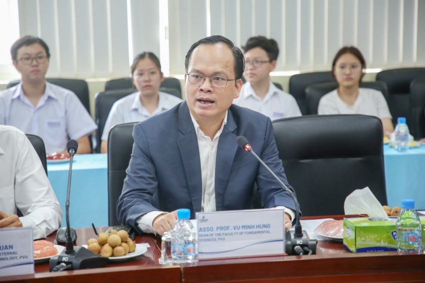 PGS.TS Vũ Minh Hùng, Trưởng khoa Khoa học Cơ bản (PVU) chia sẻ tại hội thảo.