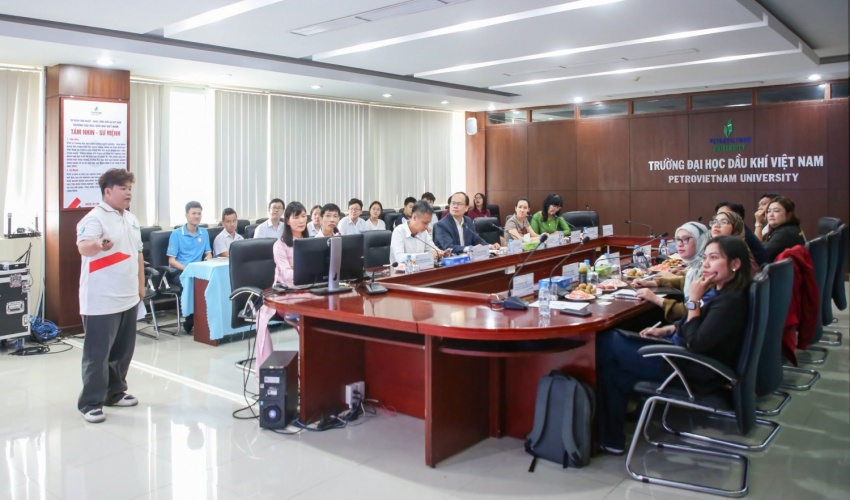 Đại diện Câu lạc bộ Khởi nghiệp Sáng tạo PVU giới thiệu các dự án nghiên cứu ứng dụng thực tiễn của sinh viên.