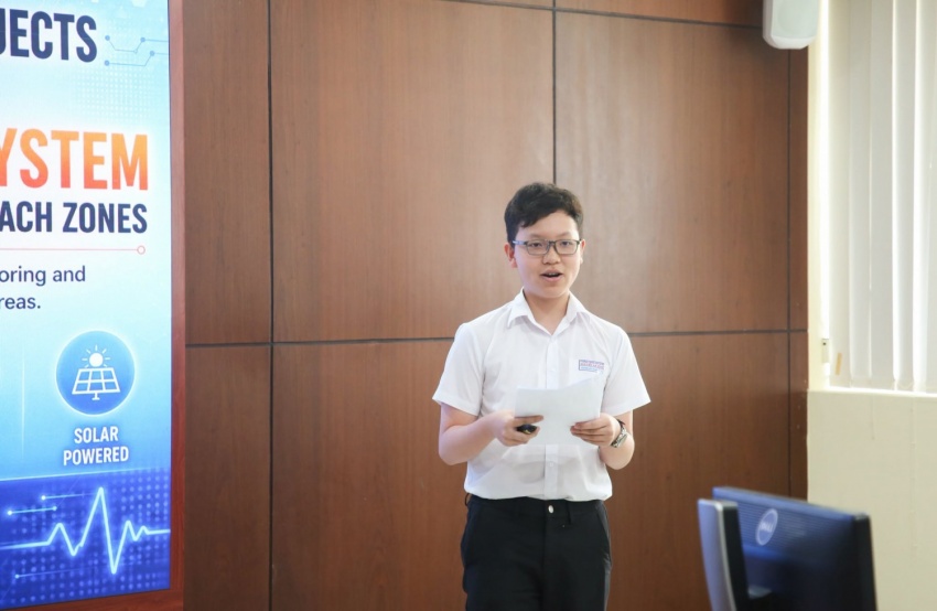 Đại diện học sinh Trường THCS Nguyễn An Ninh giới thiệu dự án phao thông minh, giải pháp sáng tạo giúp bảo đảm an toàn cho người tắm biển trước tác động của thủy triều.
