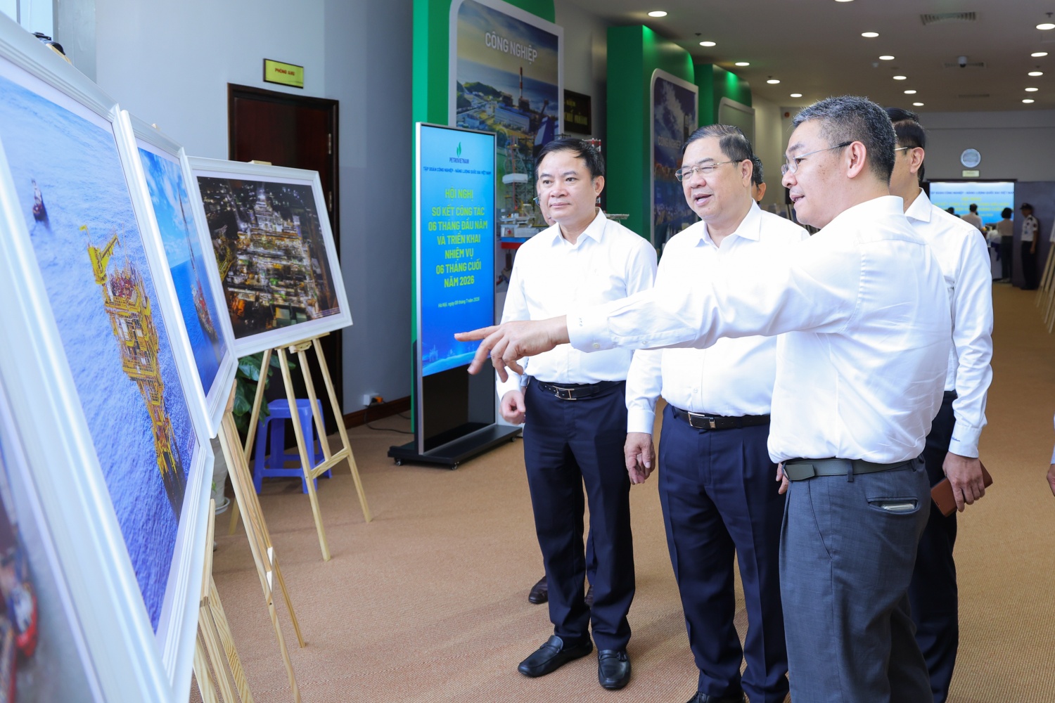 Tổng Giám đốc Petrovietnam Lê Mạnh Cường báo cáo với Phó Thủ tướng Thường trực Phạm Gia Túc về tình hình triển khai các dự án trọng điểm của Tập đoàn