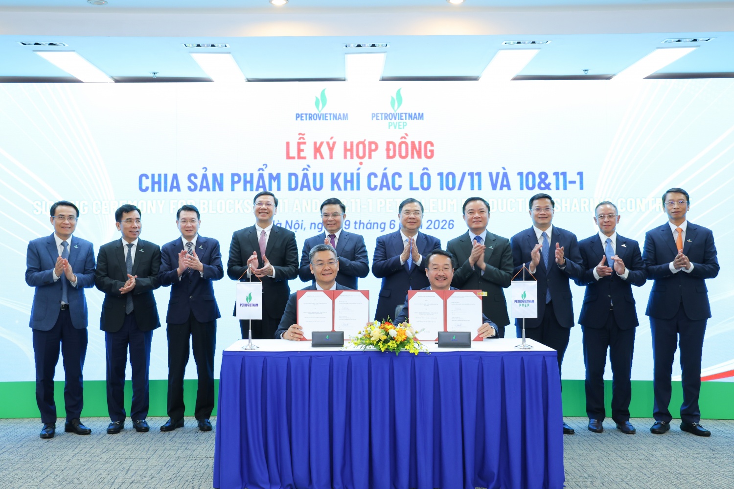 Phó Thủ tướng Thường trực Phạm Gia Túc, Bộ trưởng Bộ Công Thương Lê Mạnh Hùng cùng lãnh đạo các bộ ngành, lãnh đạo Petrovietnam chứng kiến lễ ký Hợp đồng phân chia sản phẩm Lô 10/11 và Lô 10&11-1 giữa Petrovietnam và PVEP.