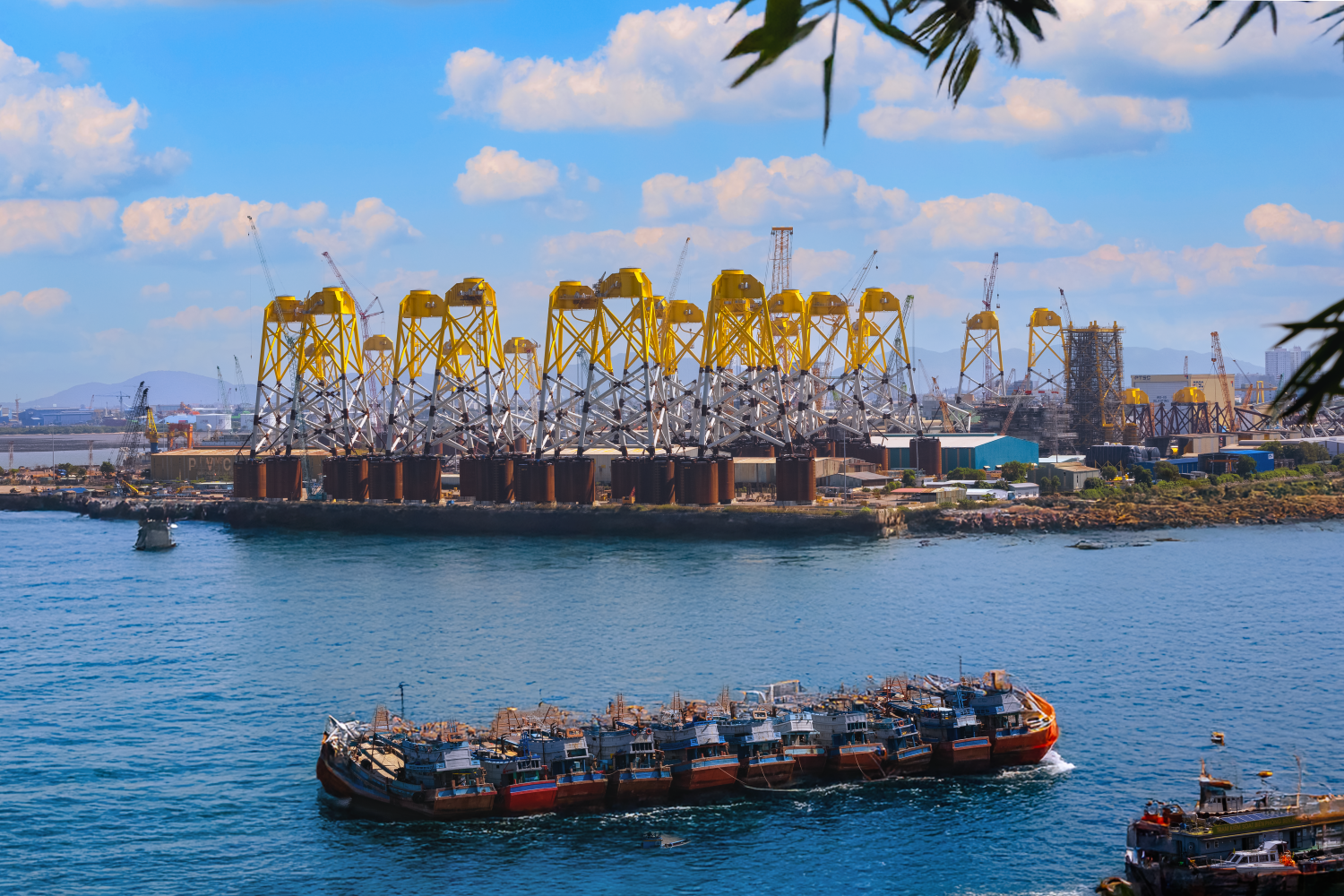 Petrovietnam sẽ thúc đẩy thúc đẩy các sản phẩm phục vụ chuyển dịch năng lượng như xăng E10, LNG, điện gió ngoài khơi, CCS và CCUS.