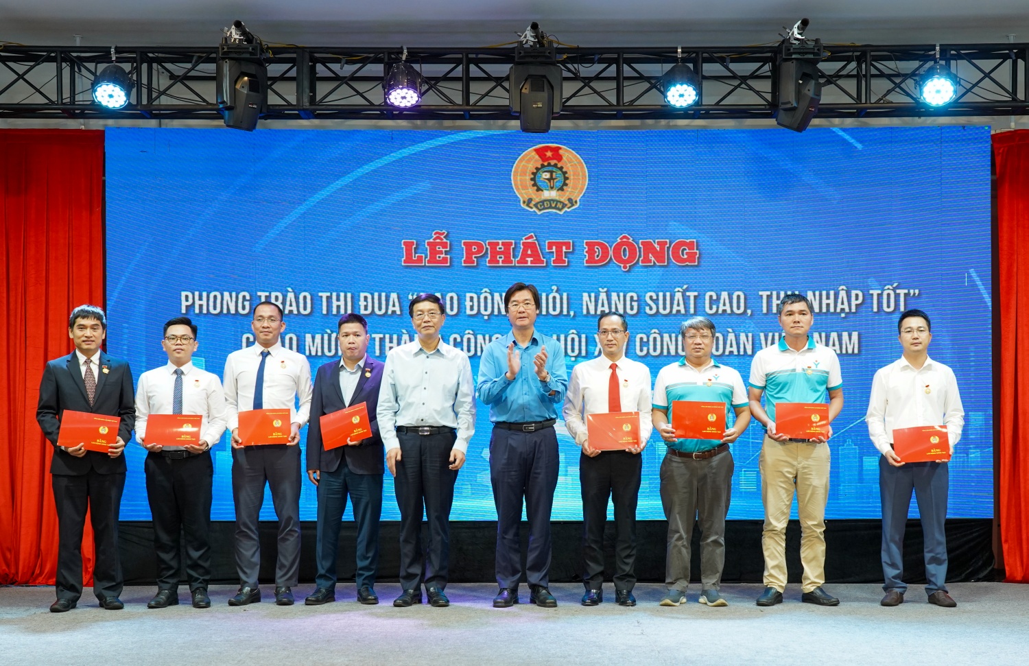 Phó Bí thư thường trực Đảng ủy Petrovietnam Trần Quang Dũng và Chủ tịch Công đoàn Petrovietnam Nguyễn Mạnh Kha trao tặng Bằng Lao động sáng tạo và Huy hiệu Lao động sáng tạo của Tổng Liên đoàn Lao động Việt Nam cho đại diện 88 người lao động của các đơn vị trong Petrovietnam.